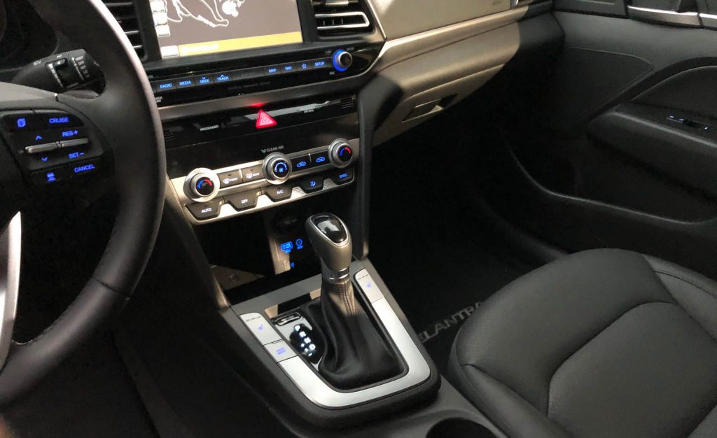 nội thất Hyundai Elantra 2019